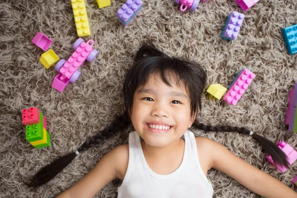Щаслива маленька дівчинка, граючи з іграшкою блоків. Діти грають. Дитини та іграшки — стокове фото
