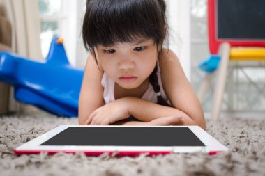 Çocuklar Oturma Odası halı tablet oynamak