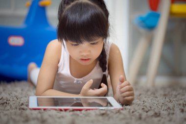 Çocuklar Oturma Odası halı tablet oynamak