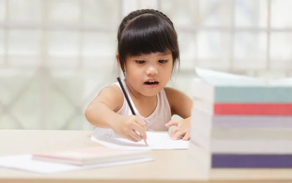 Carino disegno della bambina con la sua immaginazione — Foto Stock