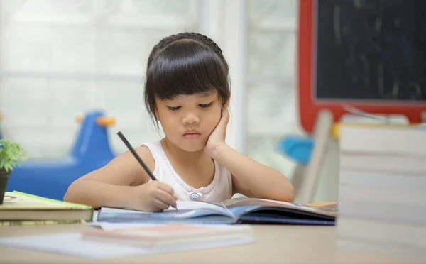 Carino disegno della bambina con la sua immaginazione — Foto Stock