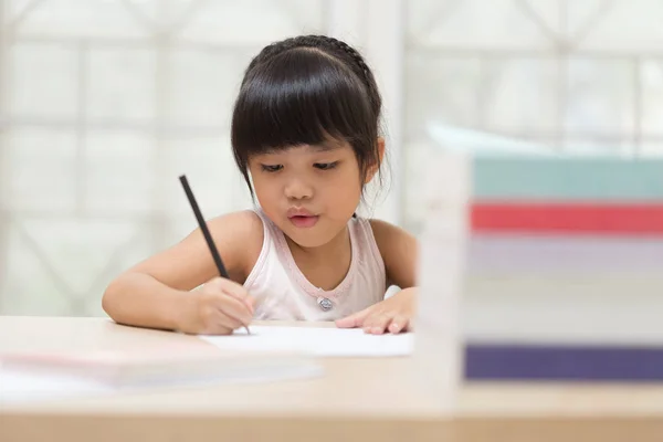 Carino disegno della bambina con la sua immaginazione — Foto Stock