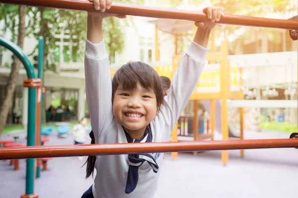 Retrato asiático crianças sentindo feliz crianças 's playground no exterior público parque — Fotografia de Stock