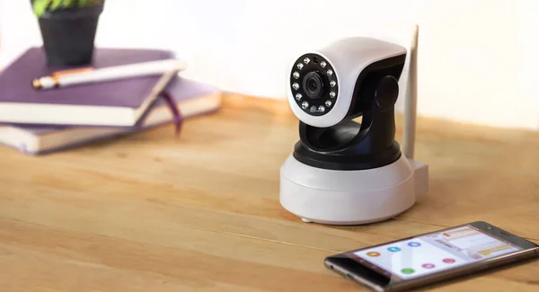 Biztonsági kamera a fa asztalon. IP kamera. — Stock Fotó