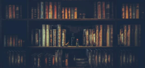 Desfocado Imagem muitos livros antigos na estante na biblioteca — Fotografia de Stock