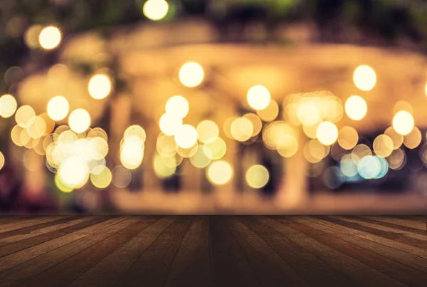 Imagem da mesa de madeira na frente de abstrato desfocado restaurante luzes fundo — Fotografia de Stock