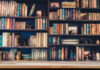 Bulanık Resim Kütüphanedeki kitaplıkta birçok eski kitap
