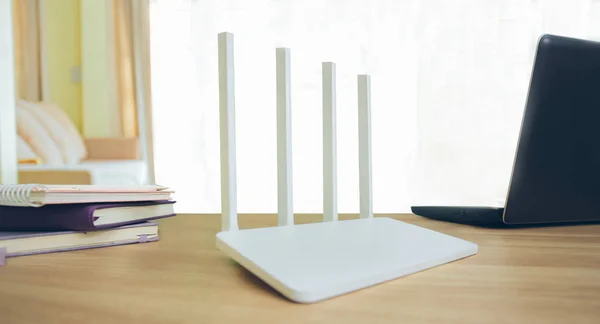 Drahtloser Router im heimischen Wohnzimmer — Stockfoto