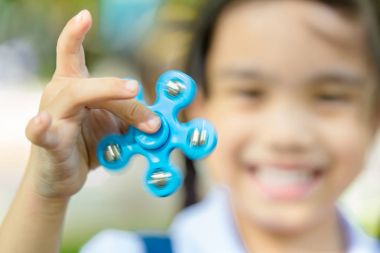 Mutlu çocuk oyun oyuncak okulda rahatlatma topluca spinner stres ile