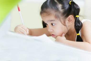 Bir kitap okuma ödevi, mutlu küçük kız,