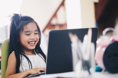 Teknoloji ve erken eğitim. Çocuk eğlence ve öğrenme için dizüstü bilgisayar kullanmak