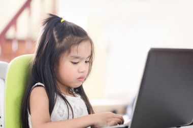 Teknoloji ve erken eğitim. Çocuk eğlence ve öğrenme için dizüstü bilgisayar kullanmak