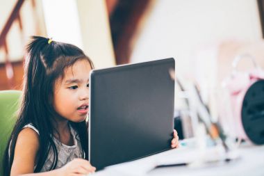 Teknoloji ve erken eğitim. Çocuk eğlence ve öğrenme için dizüstü bilgisayar kullanmak