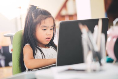 Teknoloji ve erken eğitim. Çocuk eğlence ve öğrenme için dizüstü bilgisayar kullanmak