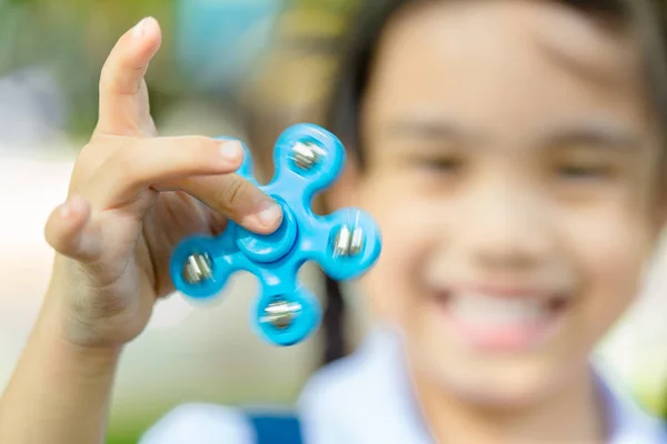 Feliz Niño Jugar Con Fidget Spinner Estrés Aliviar Juguete Escuela — Foto de Stock