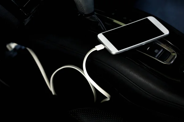 Cargador enchufe teléfono móvil en el coche — Foto de Stock