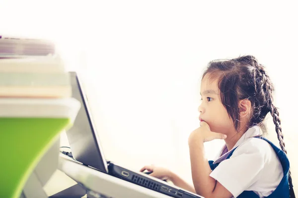 Pequena criança bonita brincando com laptop em casa — Fotografia de Stock