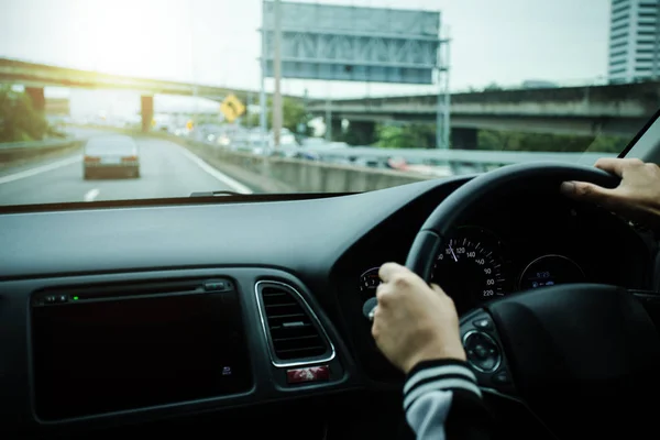 Kvinna händer på wheal i nya bilen — Stockfoto