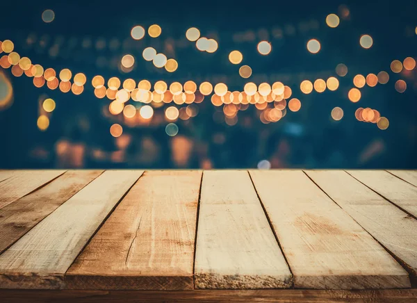 Table en bois devant les lumières floues du restaurant arrière-plan — Photo