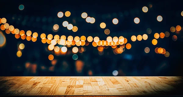 Mesa de madeira na frente de luzes de restaurante borradas fundo — Fotografia de Stock