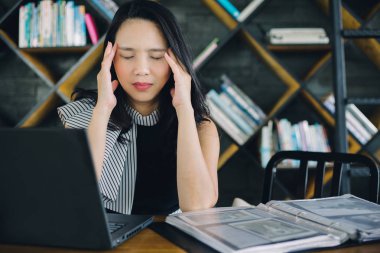 baş ağrısı acı Overworked çalışma portre Asya genç iş kız