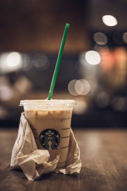 Bangkok, Tayland - 22 Ekim 2017 buzlu karamel macchiato kahve Starbucks dükkanında. Starbucks dünya en büyük kahve evi olduğunu.