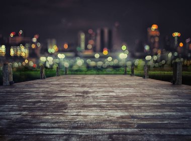 Eski ahşap köprü ve soyut bulanık gökyüzü gece şehir kurma