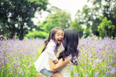 aile kavramı. Yaz aylarında açık havada anne ve çocuk kızı