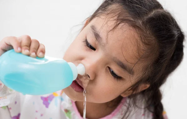 Giovane ragazza asiatica bambini malati pulizia naso con irrigazione nasale — Foto Stock