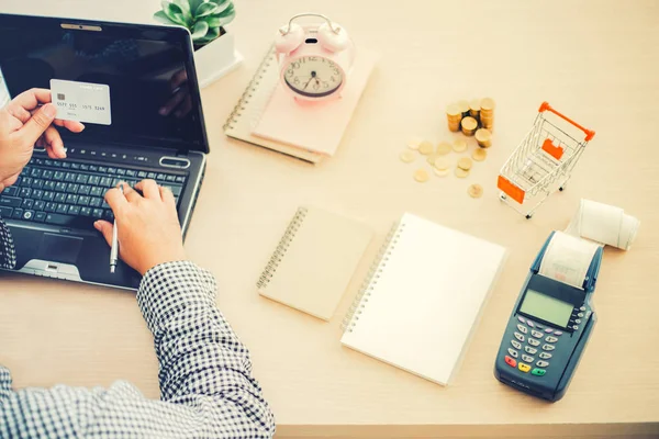 Zakenman holding creditcard nummers typen op laptop compute — Stockfoto