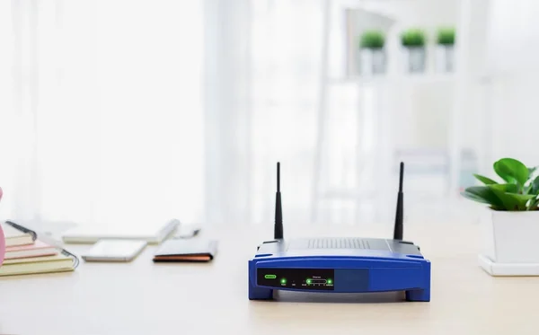 Nahaufnahme eines drahtlosen Routers im heimischen Wohnzimmer — Stockfoto