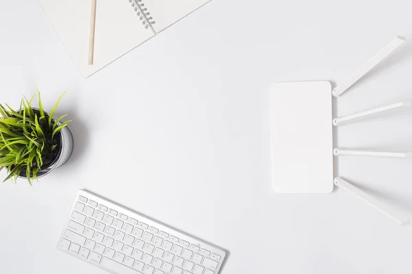 Bürotisch Mit Wifi Router Computer Und Zubehör Von Oben — Stockfoto