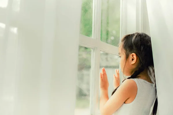 Грустное Дитя Маленькая Девочка Глядя Дождь Падающий Через Окно Дома — стоковое фото