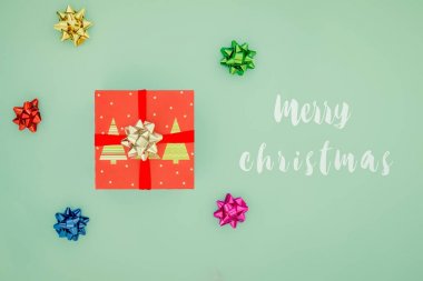 Kırmızı hediye kutusu ile yeşil şerit. Noel hediyesi kartı