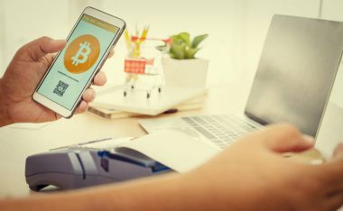 Adam bitcoin ile akıllı telefon ödeme kullanın