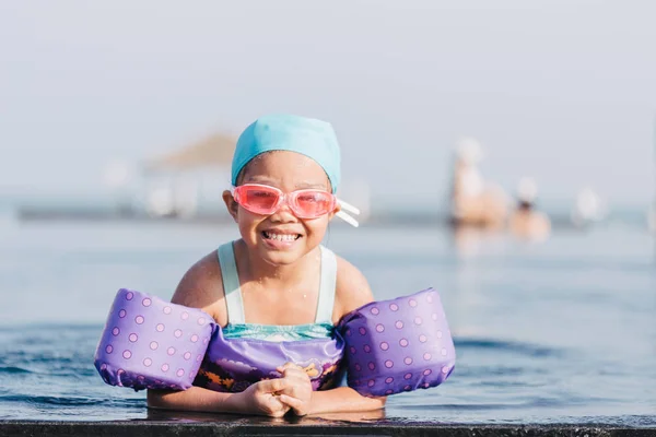 재미 있는 어린 소녀는 수영장에서 수영 — 스톡 사진