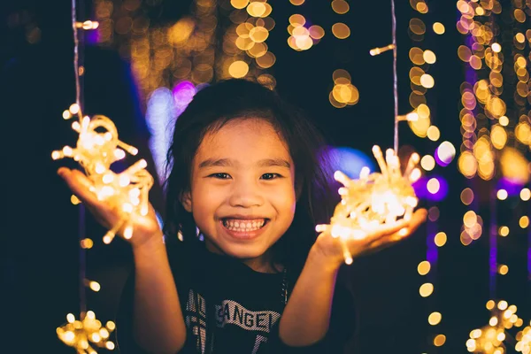 Crianças felizes Segurando uma luz no Ano Novo Eve.Street Night — Fotografia de Stock