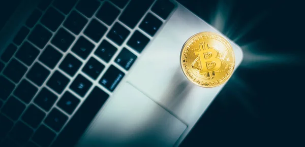 Goldener Bitcoin auf der Tastatur — Stockfoto