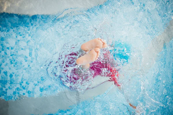 자식 여자 수영장에서 익사. — 스톡 사진