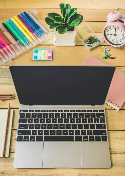 Büroarbeitsplatz Mit Laptop Berichten Und Bleistiften Auf Holztisch — Stockfoto