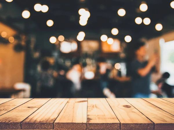 Image de table en bois devant le fond abstrait flou des lumières du restaurant — Photo