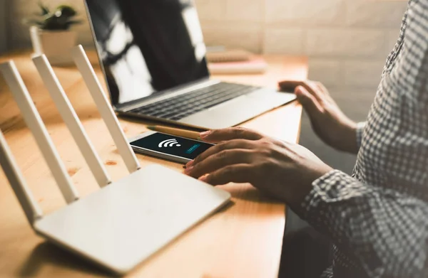 Närbild Trådlös Router Och Man Med Smartphone Vardagsrum — Stockfoto