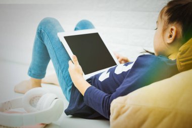 Kablosuz yönlendirici ve çocuklar evde Tablet kullanma. Kablosuz yönlendirici