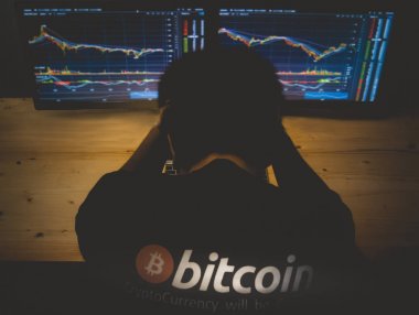 Hisse senedi bitcoin grafik Pazar arka planı üzerinde umutsuzluk adam.