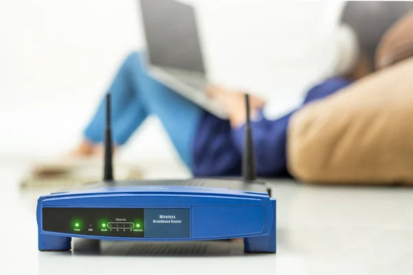 Vezeték nélküli router és a gyerekek használ a laptop otthon. vezeték nélküli útválasztó — Stock Fotó