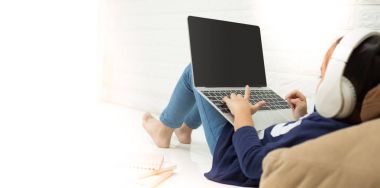 Kablosuz yönlendirici ve bir dizüstü bilgisayar kullanarak evde çocuklar. Yönlendirici kablosuz geniş bant ev dizüstü bilgisayar telefon wifi kavramı