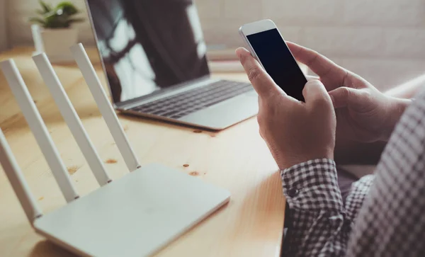 Imagem Mockup de mão segurando telefone celular branco com preto em branco — Fotografia de Stock