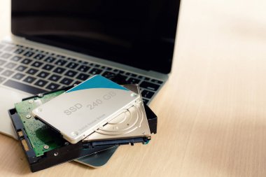 SSD ve Laptop, sata 6 gb bağlantısı olan katı durum sürücüsü