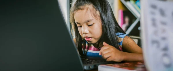 Kleine asiatische Mädchen mit Laptop zu studieren — Stockfoto