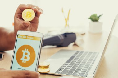 Adam bitcoin ile akıllı telefon ödeme kullanın